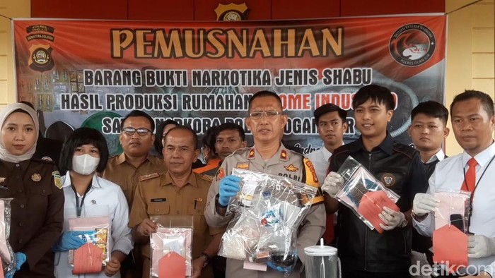 Polres Ogan Ilir merilis penggerebekan pabrik sabu oplosan di Ogan Ilir.