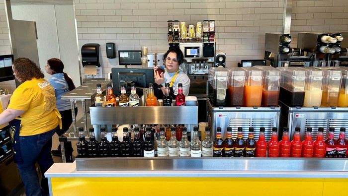 Potret CosMc's Restoran Baru Bergaya Retro dari McDonald's Lines form outside McDonald’s new beverage-led, drive-thru only chain, CosMc’s, during the concept’s secret opening in Bolingbrook, U.S. December 7, 2023. REUTERS/Eric Cox
