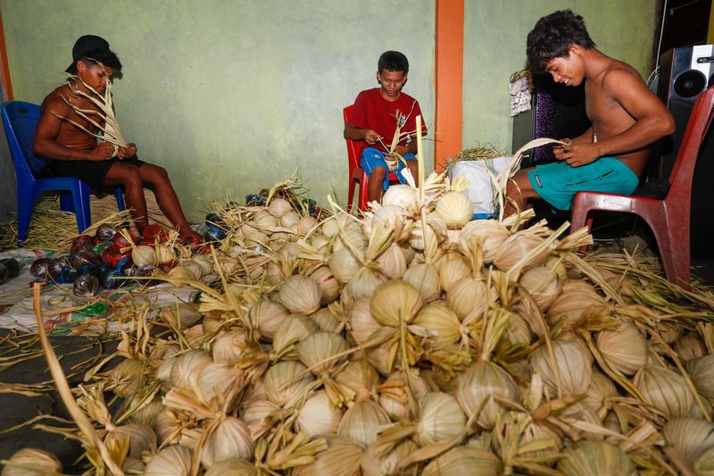 Potret pembuat gula aren di Tobelo, Halmahera Utara.