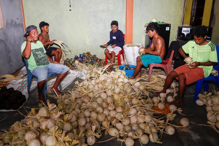 Potret pembuat gula aren di Tobelo, Halmahera Utara.