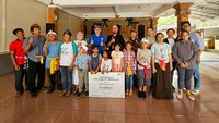 Plt. Direktur Utama BRI Life I Dewa Gede Agung (tengah) secara simbolis menyerahkan donasi kepada pengurus Panti Asuhan Yayasan Cahaya Cinta Kasih, Jl. Gunung Sanghyang No.118 D, Padangsambian, Kec. Denpasar Barat, Bali, Selasa (12/12/2023).  
