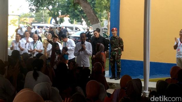 Presiden Jokowi hadir di acara penyaluran bantuan pangan beras cadangan pemerintah di Gudang Bulog Bondansari, Wiradesa, Kabupaten Pekalongan, Rabu (13/12/2023). Salah satu warga, Tasirah (52), mendapat sepeda dari Jokowi.