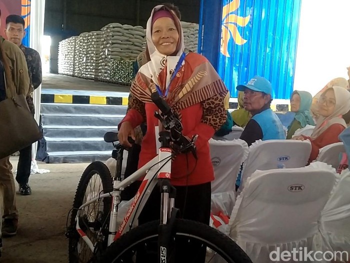 Presiden Jokowi hadir di acara penyaluran bantuan pangan beras cadangan pemerintah di Gudang Bulog Bondansari, Wiradesa, Kabupaten Pekalongan, Rabu (13/12/2023). Salah satu warga, Tasirah (52), mendapat sepeda dari Jokowi.