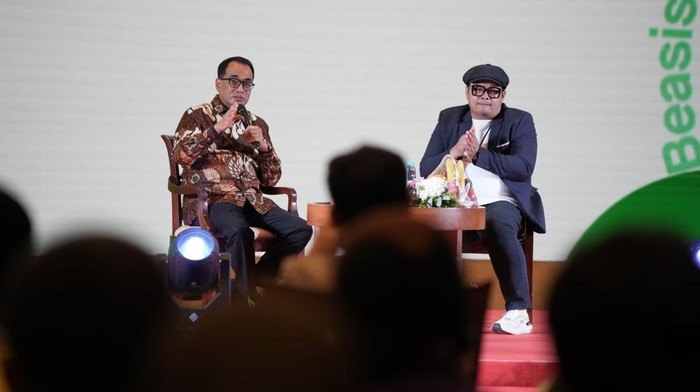 Program Beasiswa Gojek Diapresiasi Menhub, Begini Potretnya Menteri Perhubungan Republik Indonesia - Budi Karya Sumadi dan Direktur dan Presiden Unit Bisnis On-Demand Services Grup GoTo - Catherine Hindra Sutjahyo berfoto bersama lulusan penerima Beasiswa Gojek angkatan pertama di Kantor Kementerian Perhubungan RI, Jakarta (11/12).
