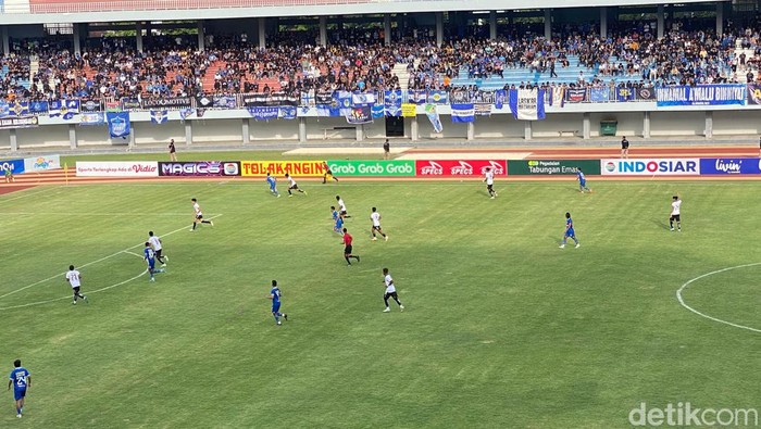 Pertandingan PSIM Jogja vs Nusantara United di Stadion Mandala Krida Jogja, Rabu (13/12/2023).