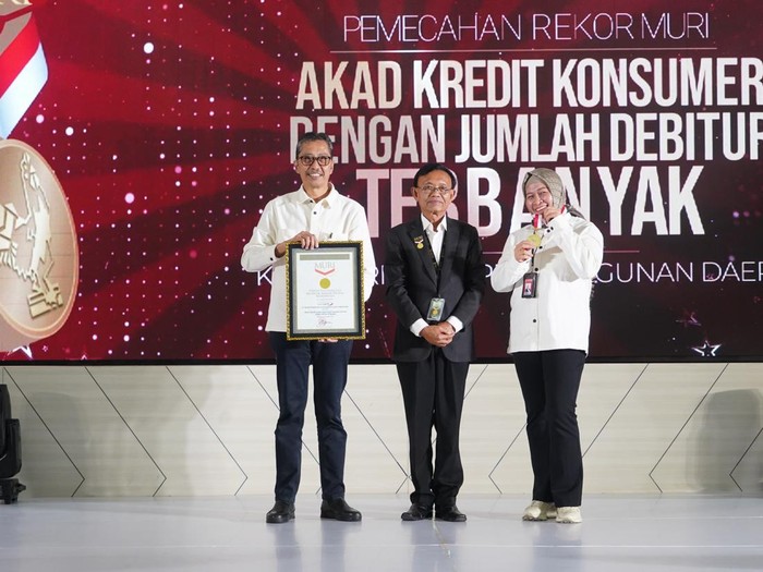 PT Bank Pembangunan Daerah Jawa Timur Tbk (bankjatim) memecahkan rekor MURI atas penandatanganan akad kredit oleh 2.312 debitur secara serempak di seluruh kantor cabang bankjatim. Penandatangan ini dilakukan melalui kegiatan ‘Akad Massal Kredit Konsumer 12.12’ yang dilakukan secara offline dan hybrid by Zoom pada Selasa (12/12).