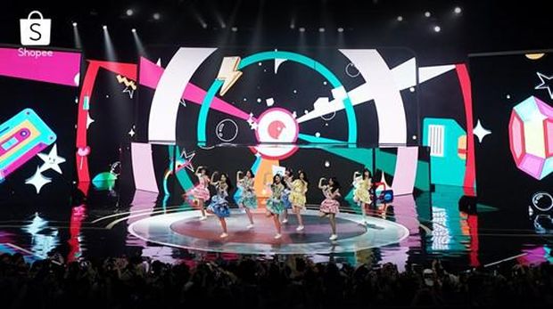 Beberapa artis kondang terlibat dalam acara perayaan HUT Sopee ke-8.