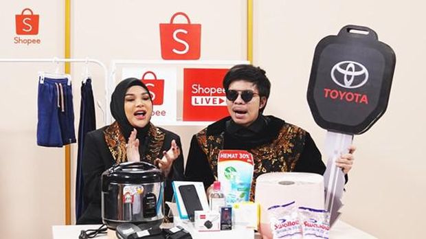 Beberapa artis kondang terlibat dalam acara perayaan HUT Sopee ke-8.