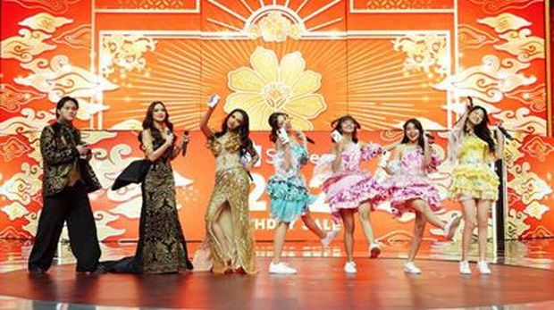 Foto JKT48, Mahalini, Rizky, dan Lyodra saat mengajak penonton untuk memenangkan berbagai hadiah menarik