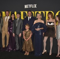 Lea pun ikut berpose bersama para pemain Maestro. Hadir Matt Bomer, Brian Klugman, Sarah Silverman, Gideon Glick, Carey Mulligan, Maya Hawke dan Alexa Swinton. (Foto: Jordan Strauss/Invision/AP)