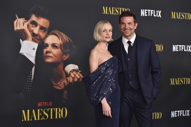 Diangkat dari kisah nyata, Maestro menampilkan Bradley Cooper sebagai konduktor dan komposer ternama Leonard Bernstein. Aktor 48 tahun itu juga menyutradarainya. (Foto: Jordan Strauss/Invision/AP)