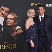 Diangkat dari kisah nyata, Maestro menampilkan Bradley Cooper sebagai konduktor dan komposer ternama Leonard Bernstein. Aktor 48 tahun itu juga menyutradarainya. (Foto: Jordan Strauss/Invision/AP)