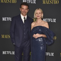 Aktris Carey Mulligan berperan sebagai istri Bernstein, Felicia Montealegre Cohn Bernstein. Berkat peran mereka di film produksi Netflix tersebut, mereka telah meraih nominasi aktor dan aktris terbaik Golden Globe Awards 2024. (Foto: Jordan Strauss/Invision/AP)