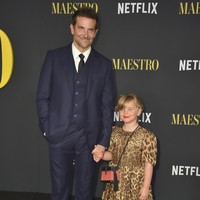 Premier film Maestro kedatangan tamu spesial. Putri aktor Bradley Cooper, Lea De Seine Shayk Cooper, ikut menghadiri acara yang digelar di Academy Museum of Motion Pictures, Los Angeles, pada Selasa (12/12/2023) itu. (Foto: Jordan Strauss/Invision/AP)