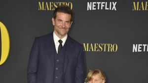 Foto Gemas Putri Bradley Cooper Pose di Karpet Merah, Jarang Terekspos