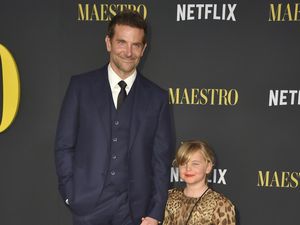 Foto Gemas Putri Bradley Cooper Pose di Karpet Merah, Jarang Terekspos
