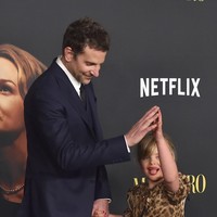 Duo ayah-anak itu menunjukkan kekompakannya di hadapan fotografer. Ibu Lea, model Irina Shayk, absen di karpet merah. (Foto: Jordan Strauss/Invision/AP)