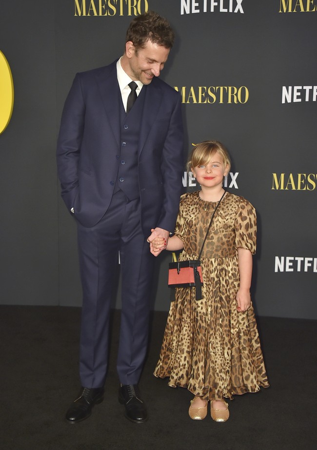 Lea De Seine yang baru berusia enam tahun itu tampil menggemaskan dengan dress bermotif leotard. Sepasang sepatu balet emas dan tas selempang boxy ikut melengkapi gayanya. (Foto: Jordan Strauss/Invision/AP)