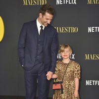 Lea De Seine yang baru berusia enam tahun itu tampil menggemaskan dengan dress bermotif leotard. Sepasang sepatu balet emas dan tas selempang boxy ikut melengkapi gayanya. (Foto: Jordan Strauss/Invision/AP)