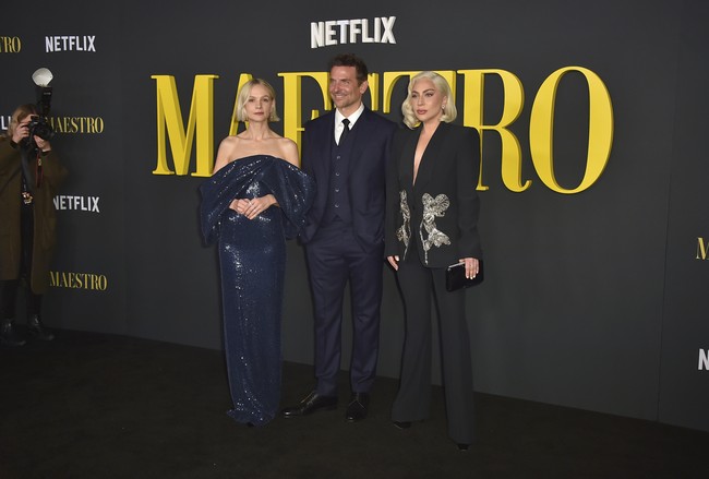 Acara tersebut juga menjadi ajang reuni bagi Bradley Cooper dan Lady Gaga. Keduanya pernah membintangi film A Star is Born. (Foto: Jordan Strauss/Invision/AP)