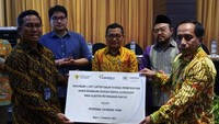 Penyelenggara juga memberikan bantuan kepada pelaku usaha yang hadir di Focus Group Discussion (FGD).  Hadir dalam kegiatan ini Khaerul Anam. 