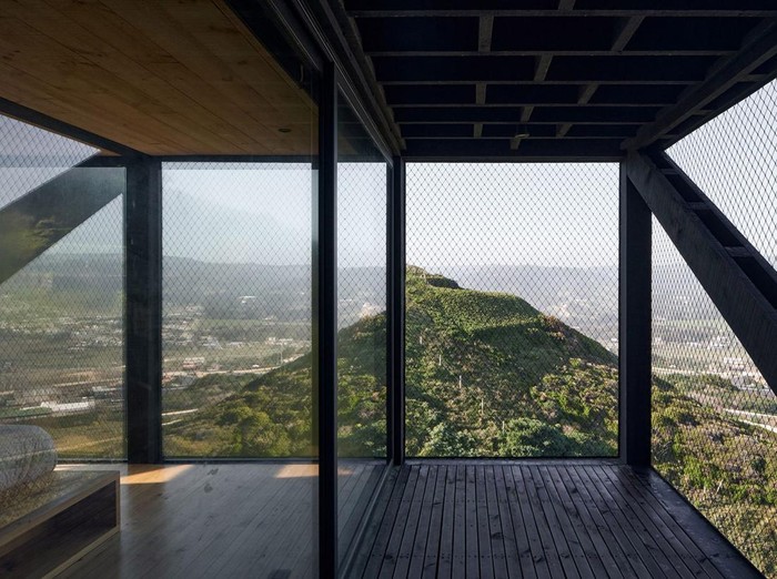 Rumah di sisi bukit/Cristóbal Palma via Dezeen