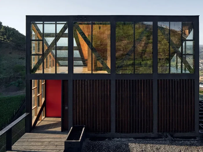 Rumah di sisi bukit/Cristóbal Palma via Dezeen