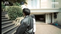 Pada bagian depan rumah tampak sebuah garasi dan carport. Untuk masuk ke dalam rumah Olla Ramlan harus menaiki beberapa anak tangga terlebih dahulu. Adapun, di sekitar rulah Olla dipenuhi oleh berbagai tumbuhan. Foto: Tangkapan layar YouTube Atta Halilintar