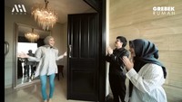 Di area pintu masuk terdapat sebuah lampu gantung, cermin yang besar, serta sebuah tempat duduk. Foto: Tangkapan layar YouTube Atta Halilintar