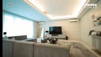 Masuk ke dalam, terdapat ruang keluarga. Di sana terdapat sofa, karpet yang luas, coffee table, dua buah AC, sebuah televisi, dan cermin. Ruangan di rumah Olla didominasi berwarna putih dan abu-abu. Foto: Tangkapan layar YouTube Atta Halilintar