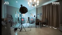 Saat ini, Olla tak hanya bekerja sebagai presenter. Dirinya kini juga mulai melakukan podcast. Maka dari itu, Olla memiliki ruangan khusus untuk melakukan podcast. Foto: Tangkapan layar YouTube Atta Halilintar