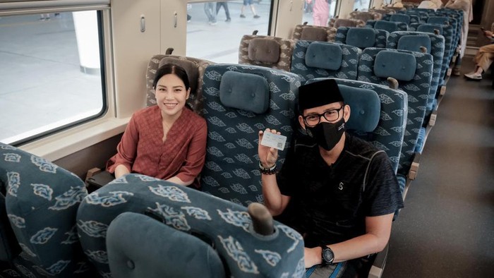 Menparekraf Sandiaga bersama Angela berangkat ke Bandung menggunakan kereta cepat 