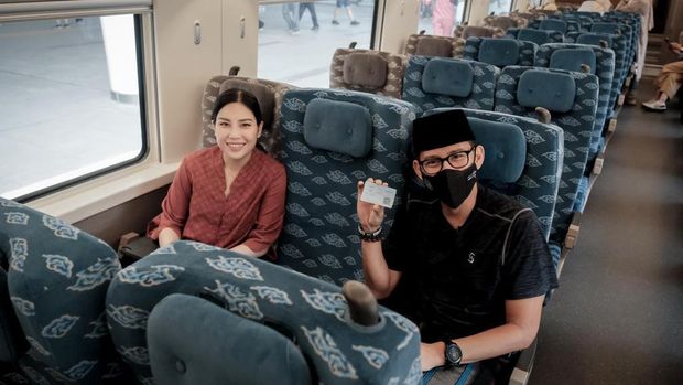 Menparekraf Sandiaga bersama Angela berangkat ke Bandung menggunakan kereta cepat 