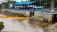 Sampah dari daerah satelit sekitar Jakarta yang terbawa aliran sungai deras tertahan di saringan sampah perbatasan TB Simatupang agar tidak menuju pusat kota Jakarta ataupun ke muara atau lautan.   
