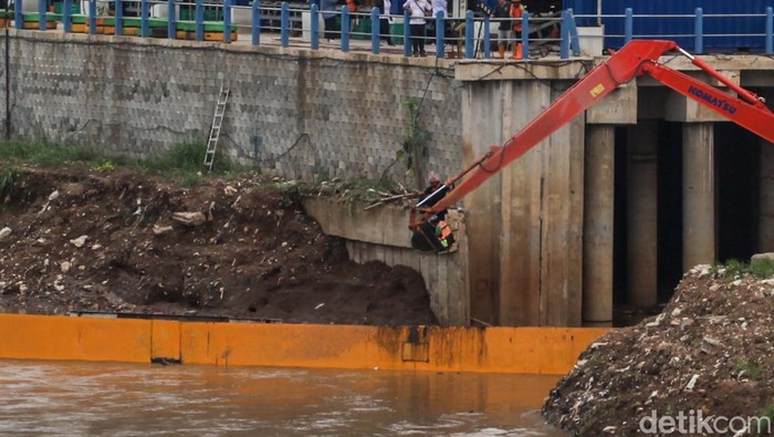 Pemprov DKI Jakarta mulai mengoperasikan saringan sampah Ciliwung di Jalan TB Simatupang. Saringan itu mampu mencegah 230 meter kubik (m3) sampah kiriman.