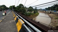 Proyek ini menjadi bagian dari upaya pengendalian banjir di Jakarta. Proyek saringan sampah dimulai di segmen TB Simatupang, yang tepatnya menjadi perbatasan Jagakarsa, Jakarta Selatan, dan Pasar Rebo, Jakarta Timur.  