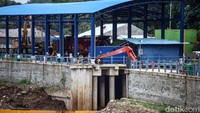 Anies Baswedan saat menjabat Gubernur DKI Jakarta mengatakan saringan sampah ini dibangun dengan anggaran Rp 195 miliar. Dia berharap sampah di Sungai Ciliwung berkurang. Gagasan saringan sampah ini disampaikan Anies pada 2019.  