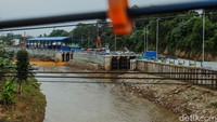 Saringan sampah di Jl TB Simatupang, Jakarta, sudah dioperasikan Pemprov DKI Jakarta, Rabu (13/12/2023). Saringan sampah tersebut mampu mencegah 230 m3 sampah kiriman memasuki wilayah Jakarta.