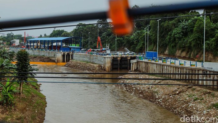 Saringan TB Simatupang Beroperasi, Cegah Sampah Kiriman Masuk DKI Pemprov DKI Jakarta mulai mengoperasikan saringan sampah Ciliwung di Jalan TB Simatupang. Saringan itu mampu mencegah 230 meter kubik (m3) sampah kiriman.