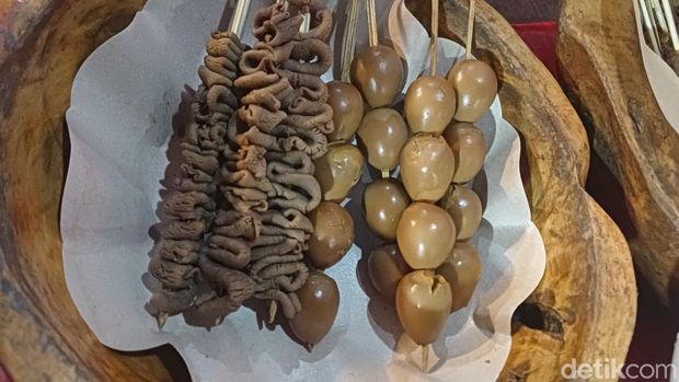 Sate usus ayam dan sate telur puyuh.