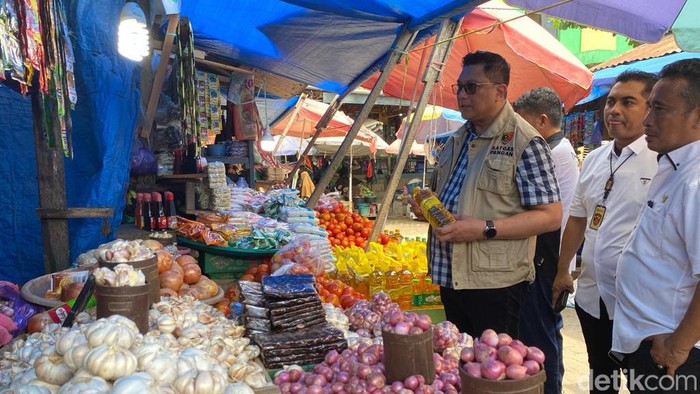 Satgas Pangan Mabes Polri melakukan sidak di Pasar Mandonga.