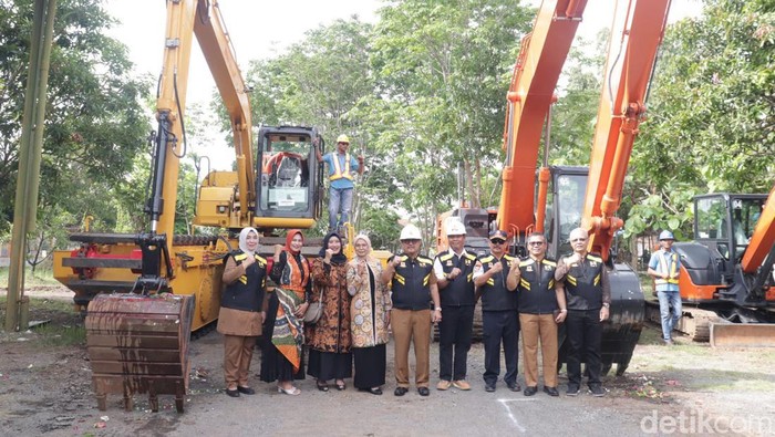 Secara simbolis Bupati Cirebon Imron Rosyadi menyerahkan alat berat kepada Dinas PUTR