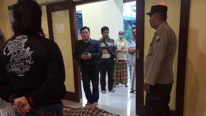Sejumlah polisi melakukan olah TKP di rumah pemuda yang ditemukan gantung diri di dapur rumahnya.