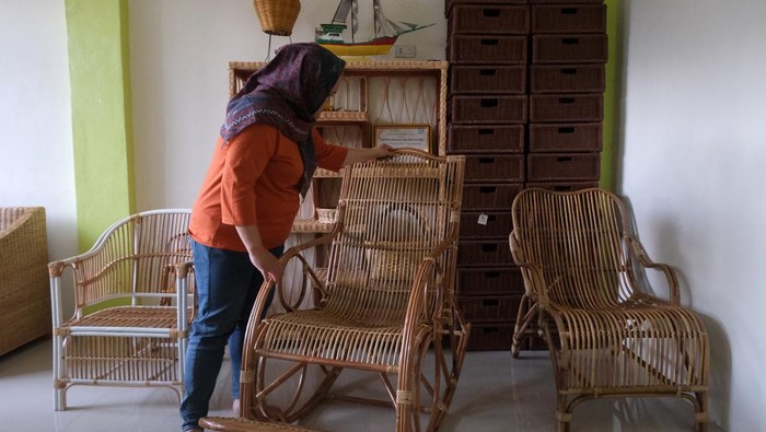 Seorang pengunjung mengamati produk kursi goyang yang terbuat dari rotan di galeri Sentra Industri Kecil Menengah (IKM) di Desa Piantus, Kecamatan Sejangkung, Kabupaten Sambas, Kalimantan Barat, Selasa (12/12/2023). Galeri tersebut memajang beragam kerajinan tangan dari anyaman bambu dan rotan buatan perajin setempat seperti kursi, lemari, rak hias, keranjang, sangkar burung serta lainnya yang dijual seharga Rp20 ribu hingga jutaan rupiah tergantung jenis dan ukurannya. ANTARA FOTO/Jessica Wuysang/foc.