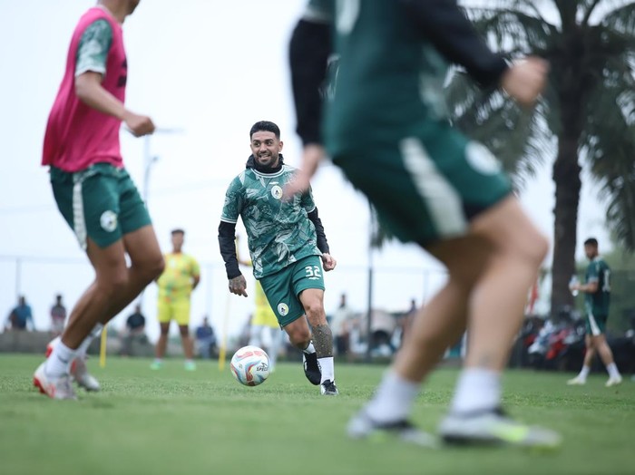 Sesi latihan PSS Sleman jelang menghadapi Persija Jakarta di Lapangan Pakembinangun, Sleman, Selasa (12/12/2023).