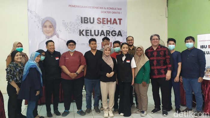 Siti Atikoh Supriyanti, istri capres nomor urut 3, Ganjar Pranowo, memaparkan visi misi dari Ganjar Pranowo terkait penanganan gizi buruk (stunting) di Jakbar. (Tina S/detikcom)