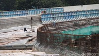 Pekerja menyelesaikan proyek STS Martadinata Tol Sercin di Ciputat, Tangerang Selatan, Banten, Rabu (13/12/2023).