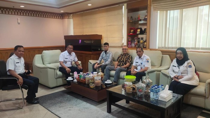 Sultan Rifat Alfatih dan ayahnya, Fatih NH, menemui Wali Kota Jakarta Selatan Munjirin.