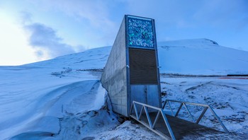 Benih di Doomsday Vault adalah milik negara dan organisasi di seluruh dunia. Membuka fasilitas tersebut untuk umum berpotensi mengekspos sumber daya genetik negara-negara tersebut terhadap biopiracy atau pembajakan dan eksploitasi bahan biologis secara komersial tanpa izin. Foto: CropTrust.org