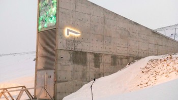 Protokol keamanan yang super ketat adalah faktor penting lainnya yang mencegah adanya kunjungan masyarakat umum. Sistem keamanan yang kuat, termasuk kamera pengintai, detektor gerakan, dan pintu baja ganda mengelilingi Svalbard Global Seed Vault. Foto: CropTrust.org